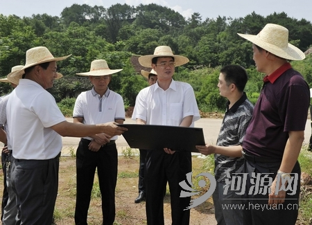 龙川县委书记段邦贤在广东省龙舟训练基地现场办公,指导项目建设.