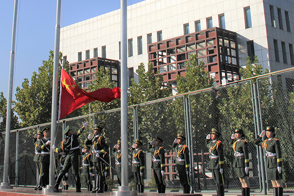 河源职业技术学院国旗护卫队尹霭瑜同学荣获全国高校十佳标兵升旗手