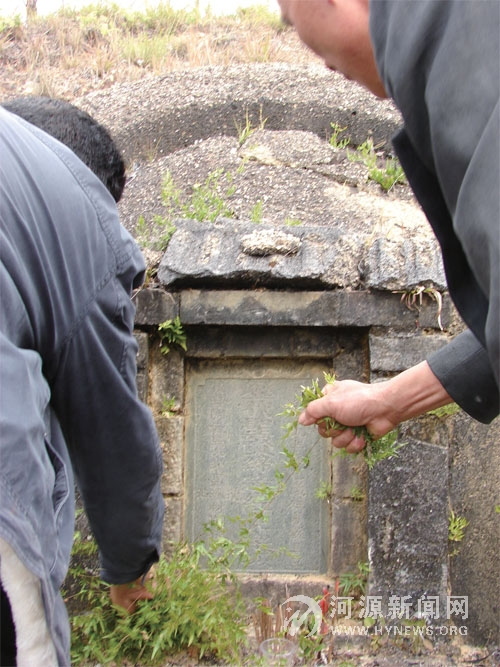 紫金龙窝官田村一座坟墓埋字不埋人常年有人去祭拜