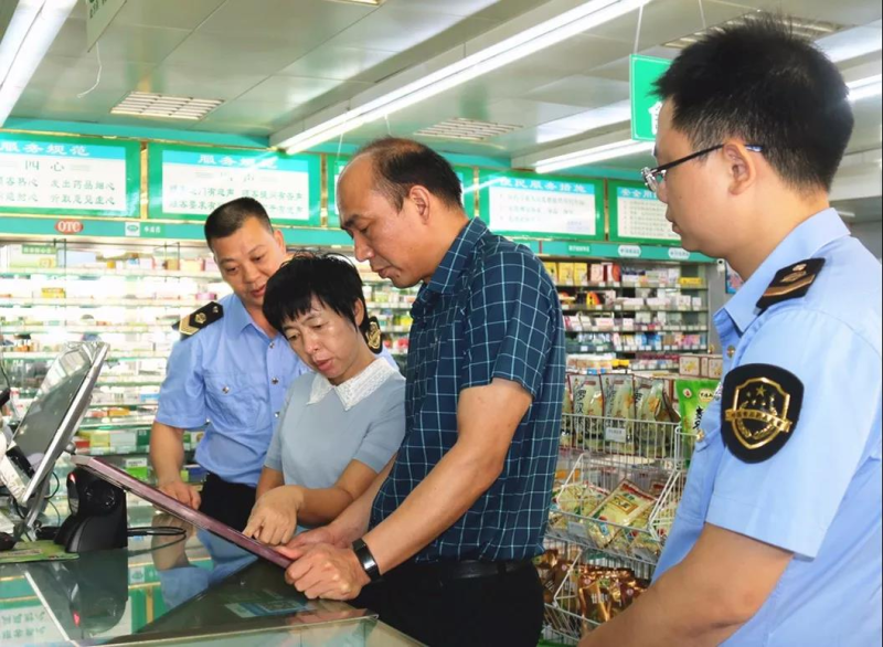 区领导率队检查食品药品安全监管工作