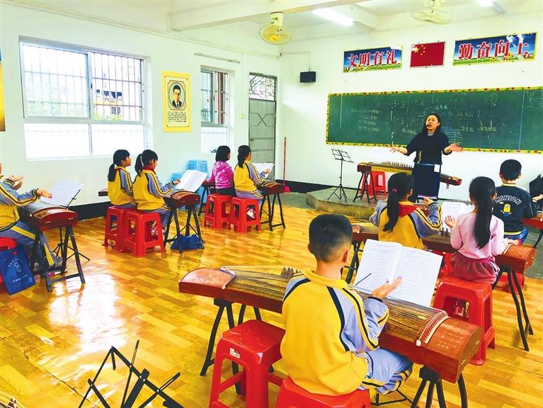 特色课堂上,学生们正在学古筝.