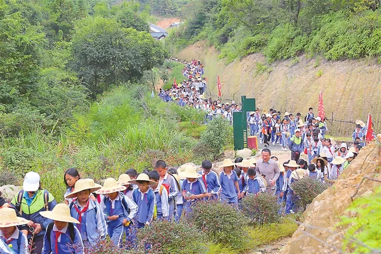 东源县双江镇寨子村迎来一批特殊的游客古道为今用赋能乡村振兴