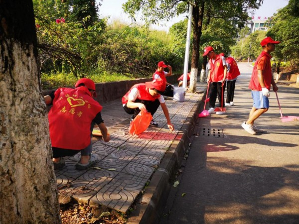 志愿者服务精神,发扬学习雷锋好榜样的光荣传统,发挥团员青年,学生会