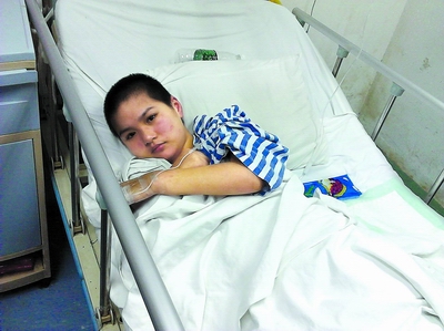 由于筹不到高昂的手术费,钟云娣只能躺在病床上忍受伤痛折磨王春雨摄